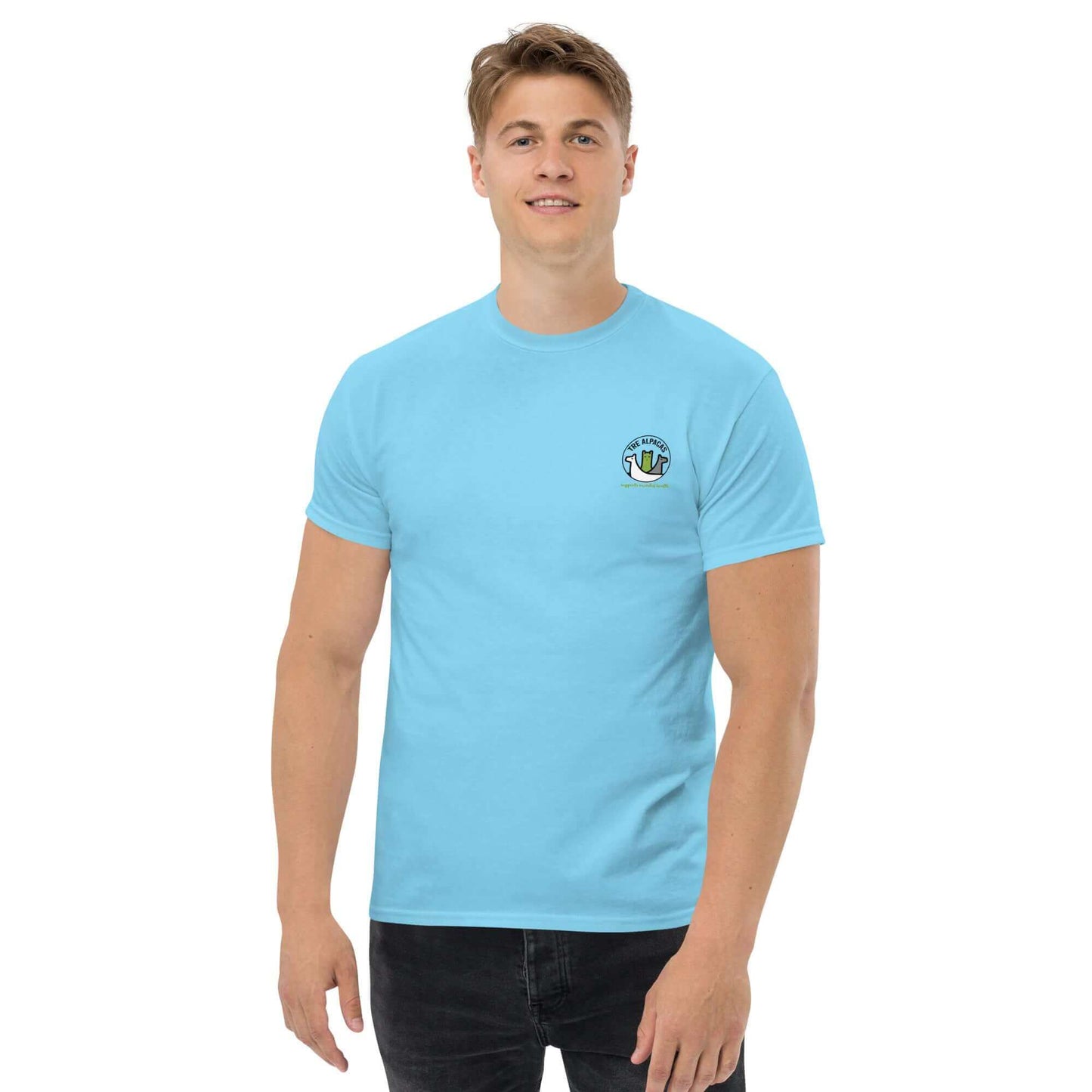 Mann trägt blaues Unisex-T-Shirt mit "Dear Person Behind Me" Spruch und Alpaka-Silhouette - Perfekt für Alpaka-Fans und Mental Health Unterstützer