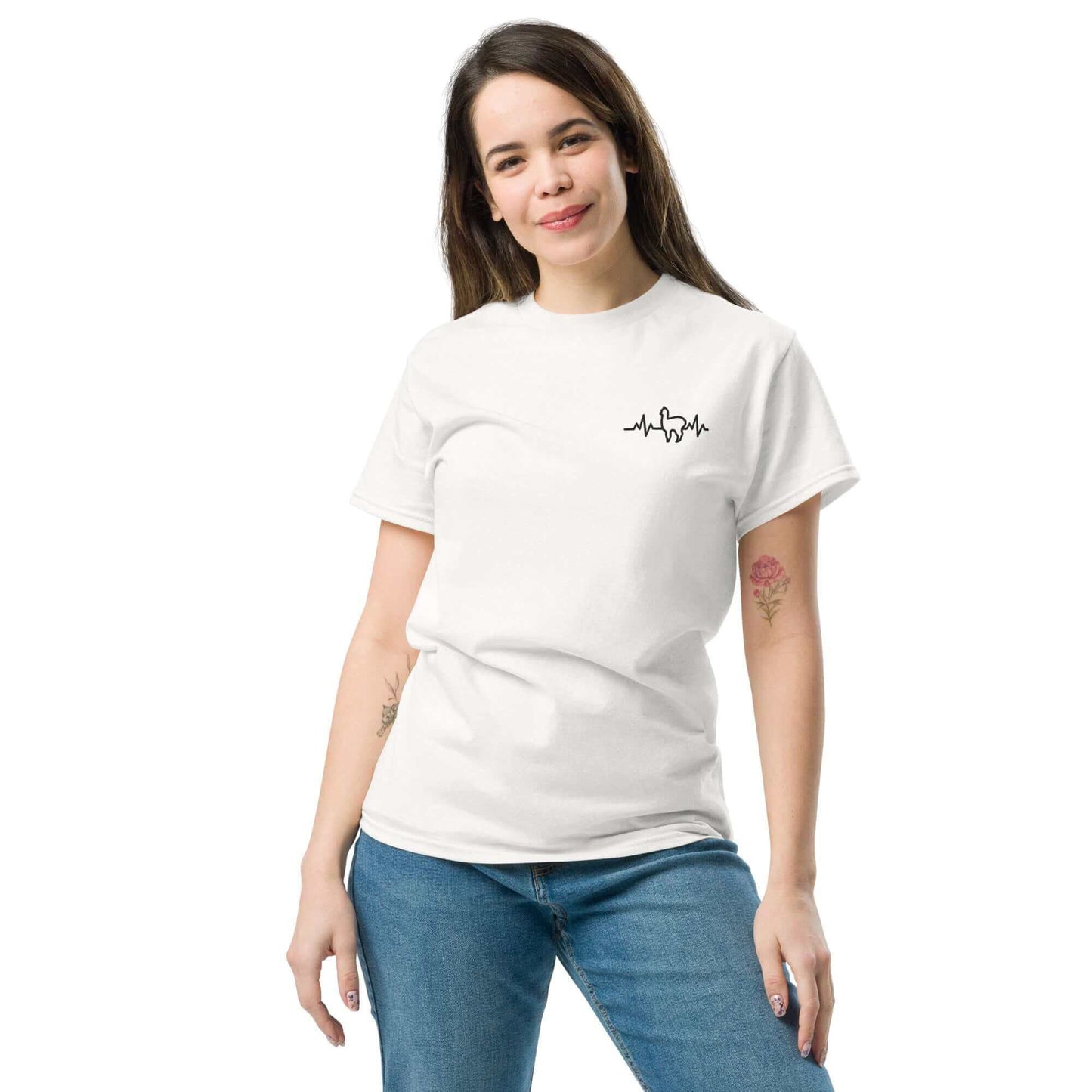 Frau trägt weißes Alpaka Herzschlag T-Shirt - perfekte Geschenkidee für Alpaka-Fans. Lustiges Alpaka Motiv, ideal für Alpaka-Produkte kaufen.