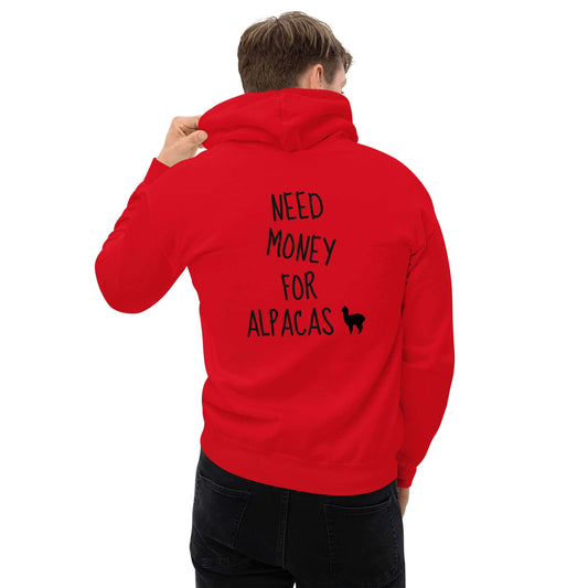 Mann trägt roten Unisex Hoodie mit dem Spruch "Need money for alpacas" auf dem Rücken.